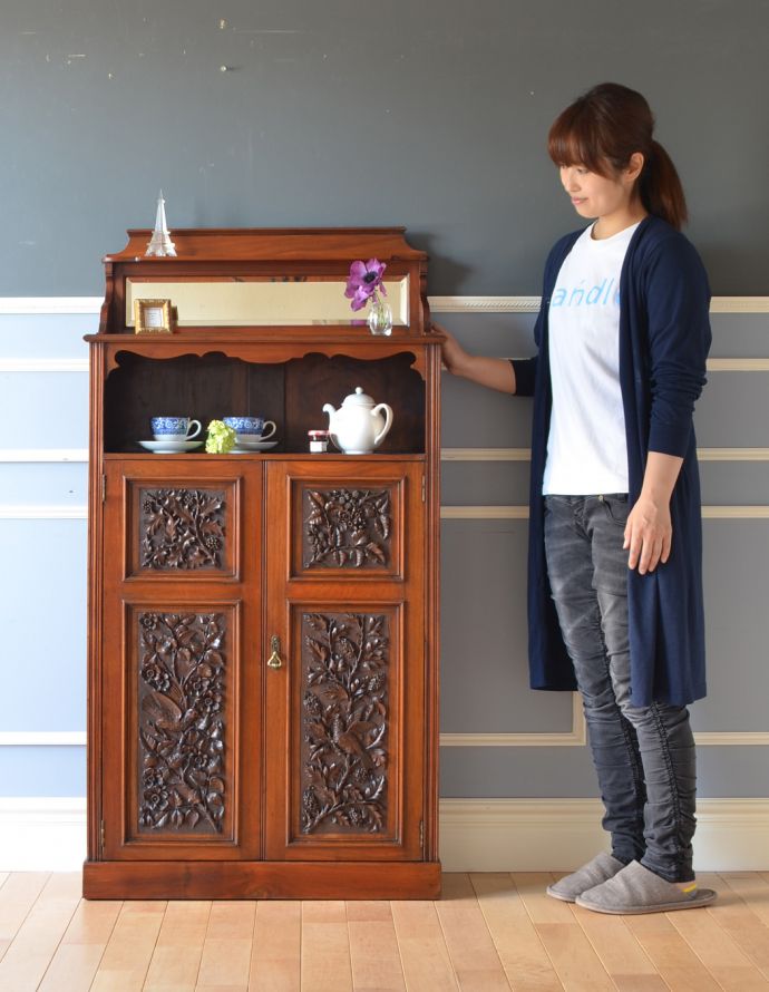 アンティークのキャビネット　アンティーク家具　1880年代のウォルナット材のミラー付き、彫りの美しさに誰もが魅了されるアンティークキャビネット。アンティークらしい重厚感がかっこいい家具。(k-1368-f)