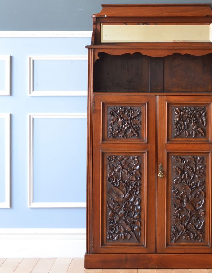 アンティークのキャビネット　アンティーク家具　1880年代のウォルナット材のミラー付き、彫りの美しさに誰もが魅了されるアンティークキャビネット。高級感のある木製家具の味わいを存分に活かしつつキレイにお直ししました。(k-1368-f)