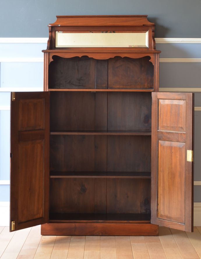 アンティークのキャビネット　アンティーク家具　1880年代のウォルナット材のミラー付き、彫りの美しさに誰もが魅了されるアンティークキャビネット。見た目の美しさはもちろん、機能性も兼ね備えたアンティークのキャビネット。(k-1368-f)