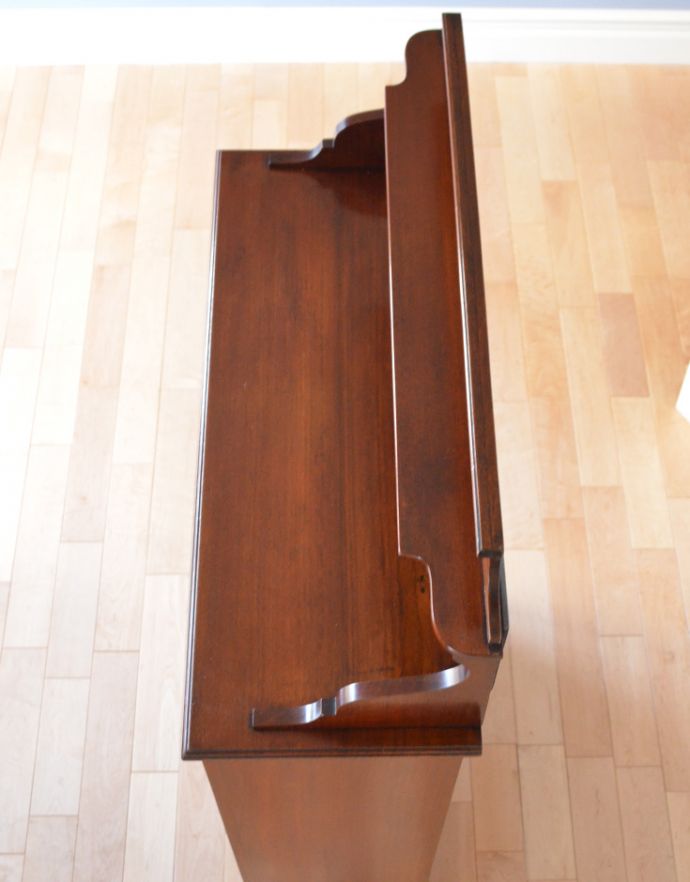 アンティークのキャビネット　アンティーク家具　1880年代のウォルナット材のミラー付き、彫りの美しさに誰もが魅了されるアンティークキャビネット。天板もピカピカにお直ししました。(k-1368-f)