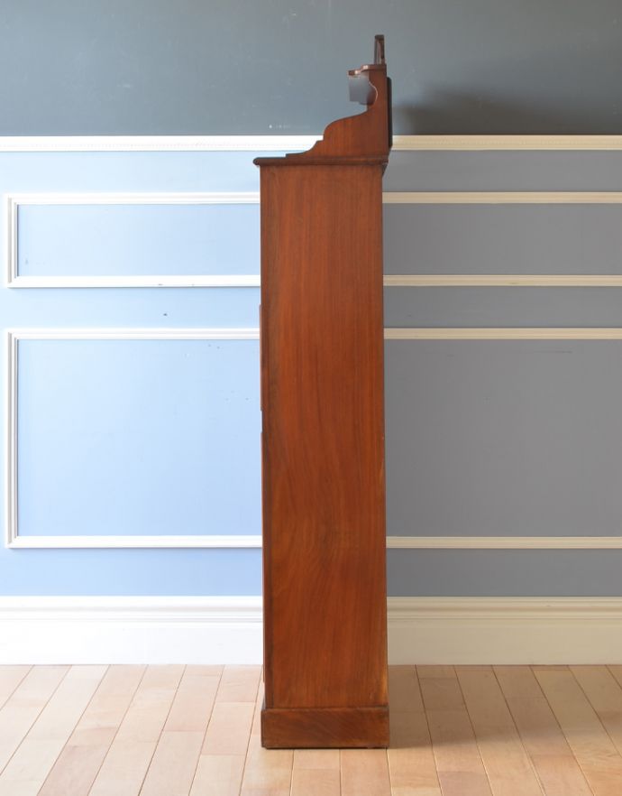 アンティークのキャビネット　アンティーク家具　1880年代のウォルナット材のミラー付き、彫りの美しさに誰もが魅了されるアンティークキャビネット。圧迫感がなく、スッキリしています。(k-1368-f)