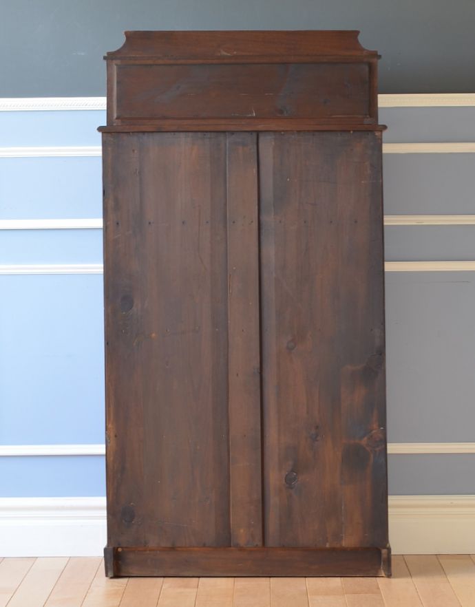 アンティークのキャビネット　アンティーク家具　1880年代のウォルナット材のミラー付き、彫りの美しさに誰もが魅了されるアンティークキャビネット。きちんとメンテナンスしてあるので、裏側もキレイです。(k-1368-f)