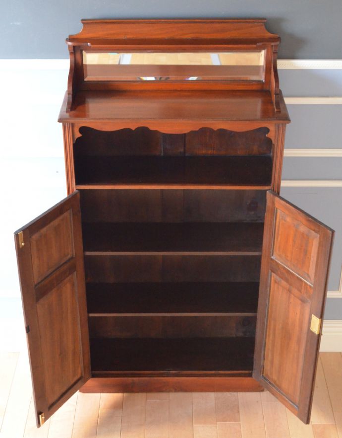 アンティークのキャビネット　アンティーク家具　1880年代のウォルナット材のミラー付き、彫りの美しさに誰もが魅了されるアンティークキャビネット。３段に分けて細かく整理整頓できるのが嬉しいですね。(k-1368-f)