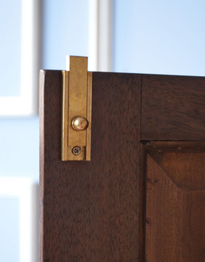 アンティークのキャビネット　アンティーク家具　1880年代のウォルナット材のミラー付き、彫りの美しさに誰もが魅了されるアンティークキャビネット。扉を留めるためのストッパーも当時のものです。(k-1368-f)