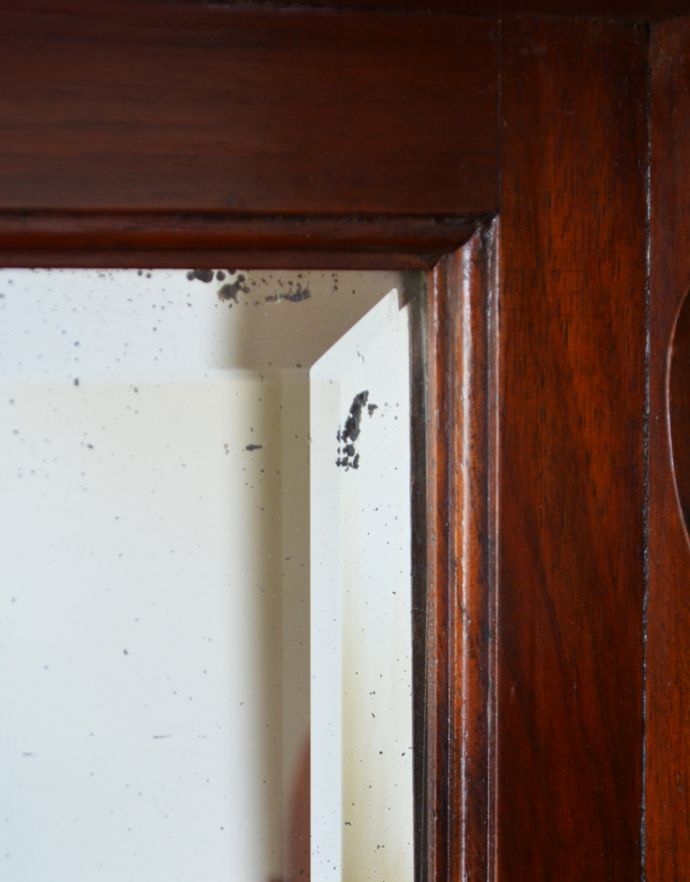 アンティークのキャビネット　アンティーク家具　1880年代のウォルナット材のミラー付き、彫りの美しさに誰もが魅了されるアンティークキャビネット。。(k-1368-f)