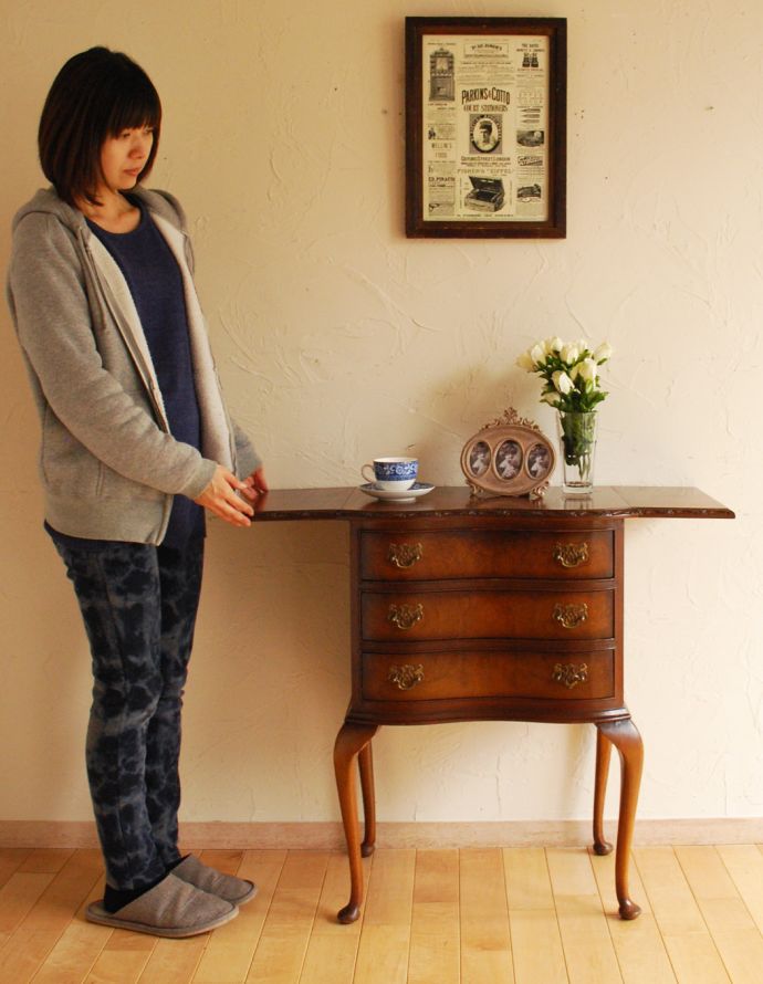 アンティークのチェスト　アンティーク家具　ウォルナット材を使った小ぶりなアンティーク家具、伸張式のスモールチェスト。とっても可愛いチェスト。(k-1369-f)