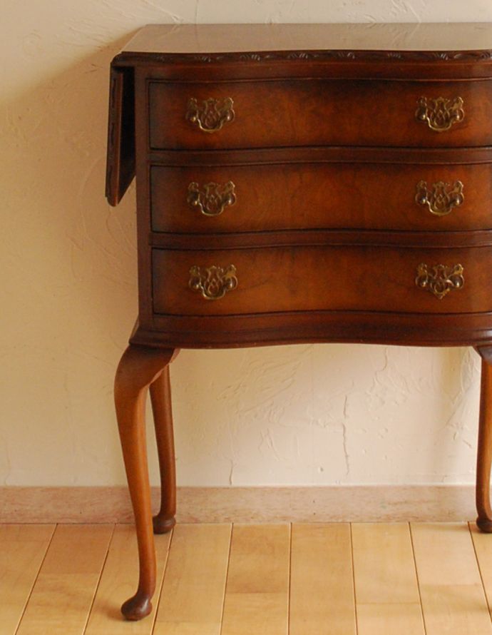 アンティークのチェスト　アンティーク家具　ウォルナット材を使った小ぶりなアンティーク家具、伸張式のスモールチェスト。とても美しいマホガニーの木目です。(k-1369-f)