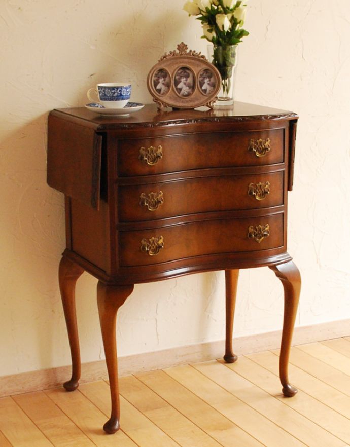 アンティークのチェスト　アンティーク家具　ウォルナット材を使った小ぶりなアンティーク家具、伸張式のスモールチェスト。片開きの状態でもご使用頂けます。(k-1369-f)