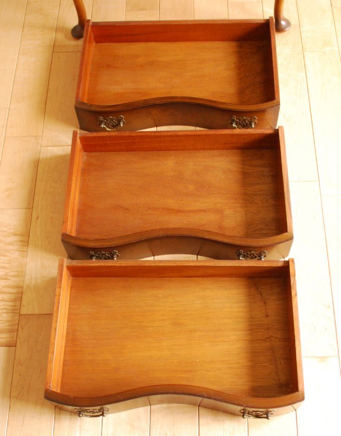 アンティークのチェスト　アンティーク家具　ウォルナット材を使った小ぶりなアンティーク家具、伸張式のスモールチェスト。引き出しは３杯。(k-1369-f)