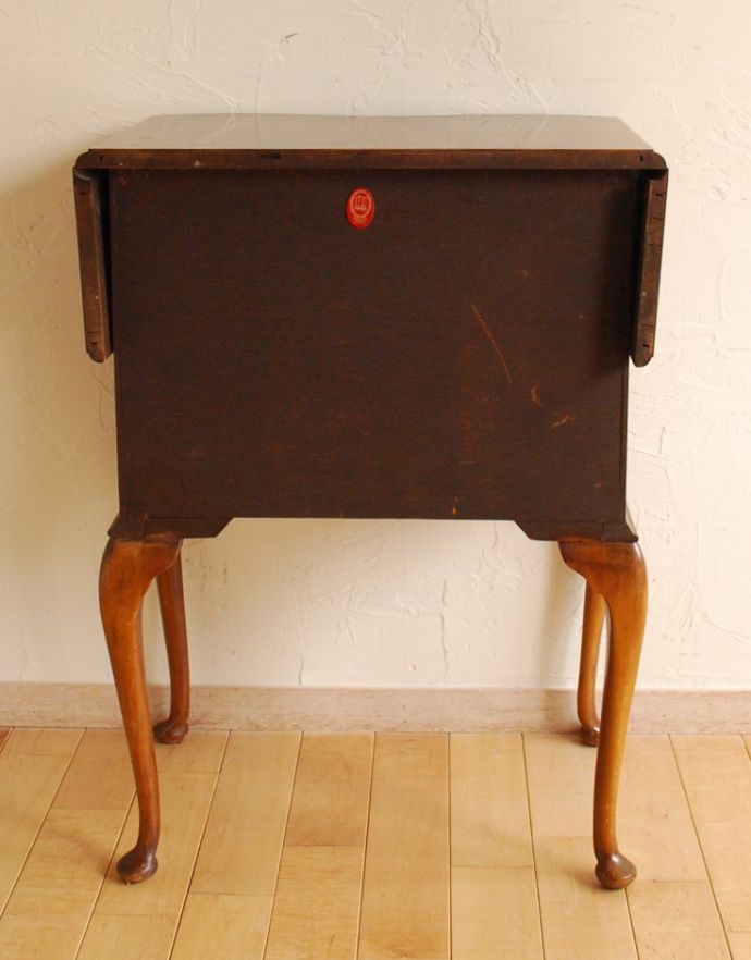 アンティークのチェスト　アンティーク家具　ウォルナット材を使った小ぶりなアンティーク家具、伸張式のスモールチェスト。裏側もキチンと仕上げているので、キレイな状態です。(k-1369-f)