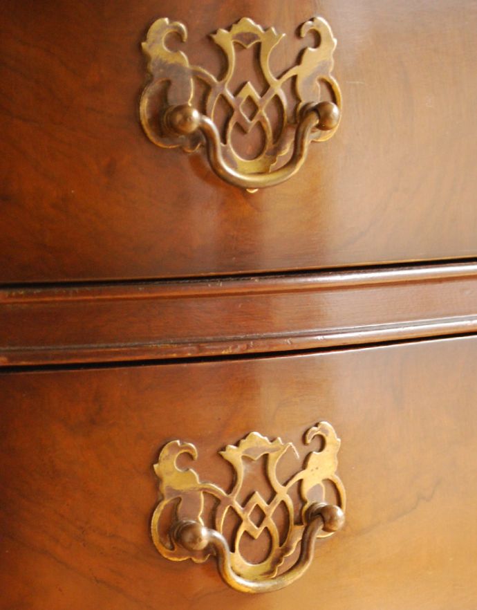 アンティークのチェスト　アンティーク家具　ウォルナット材を使った小ぶりなアンティーク家具、伸張式のスモールチェスト。アンティークの装飾がオシャレな取っ手です。(k-1369-f)