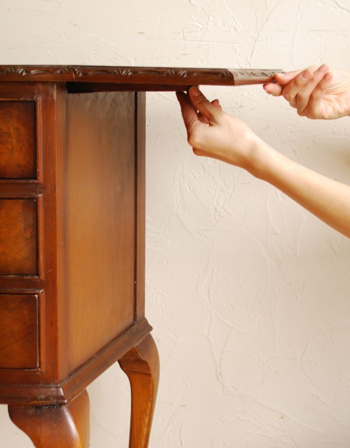 アンティークのチェスト　アンティーク家具　ウォルナット材を使った小ぶりなアンティーク家具、伸張式のスモールチェスト。バーを引っ張り出すだけなので、組み立ても簡単！女性の力で大丈夫です。(k-1369-f)