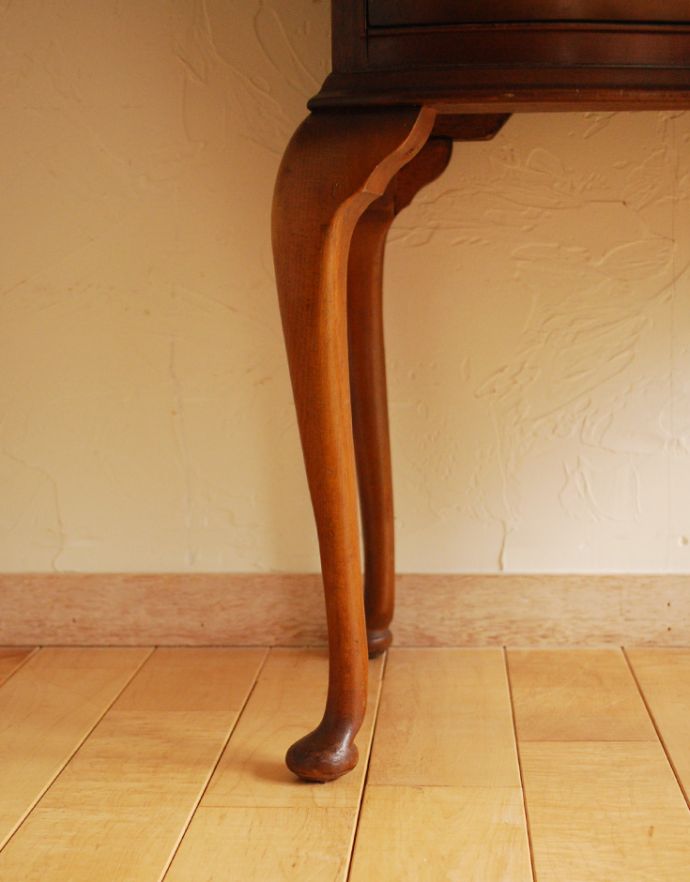 アンティークのチェスト　アンティーク家具　ウォルナット材を使った小ぶりなアンティーク家具、伸張式のスモールチェスト。上品なラインの脚がしっかりとキャビネットを支えます。(k-1369-f)