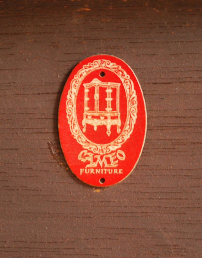 アンティークのチェスト　アンティーク家具　ウォルナット材を使った小ぶりなアンティーク家具、伸張式のスモールチェスト。メーカーのタグが残っていました。(k-1369-f)