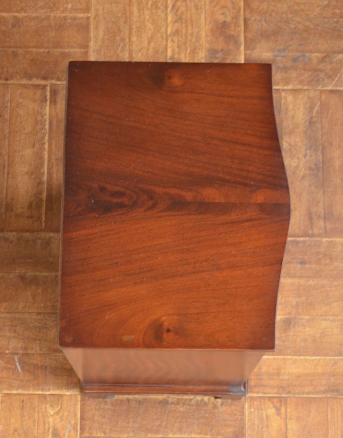 アンティークのチェスト　アンティーク家具　綺麗な艶のアンティーク家具、マホガニー材の４段チェストオブドロワーズ。天板も木目がキレイです。(k-1370-f)