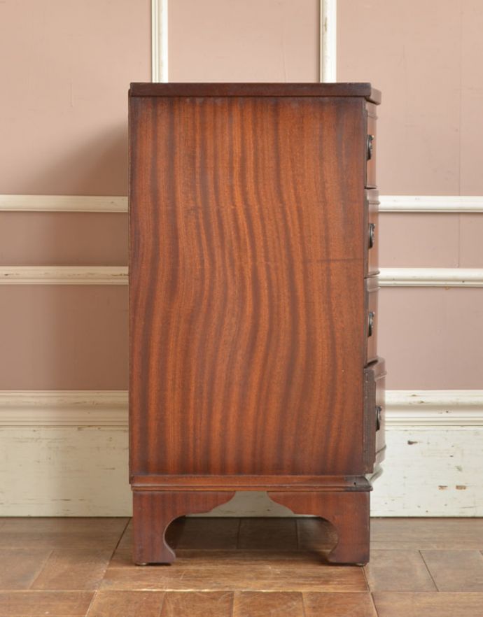 アンティークのチェスト　アンティーク家具　綺麗な艶のアンティーク家具、マホガニー材の４段チェストオブドロワーズ。サイドから見ても木目が美しく絵になります。(k-1370-f)