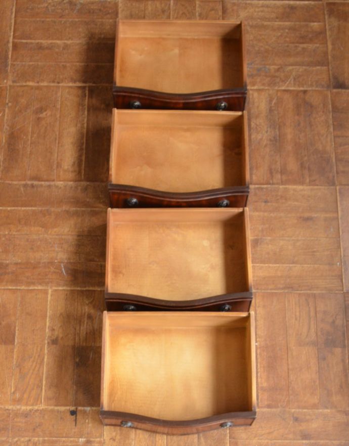 アンティークのチェスト　アンティーク家具　綺麗な艶のアンティーク家具、マホガニー材の４段チェストオブドロワーズ。引き出しは４杯。(k-1370-f)