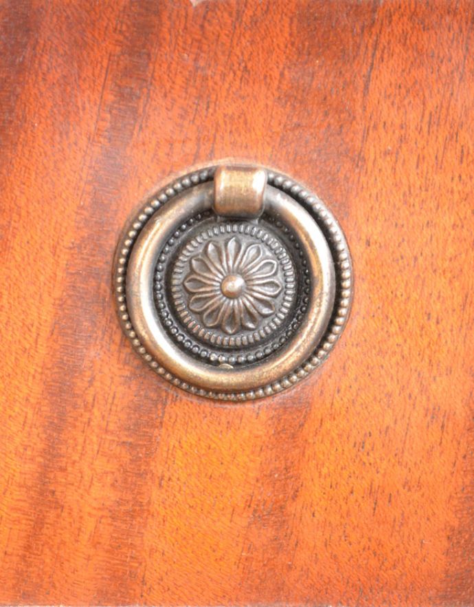 アンティークのチェスト　アンティーク家具　綺麗な艶のアンティーク家具、マホガニー材の４段チェストオブドロワーズ。リングタイプのオシャレな取っ手です。(k-1370-f)