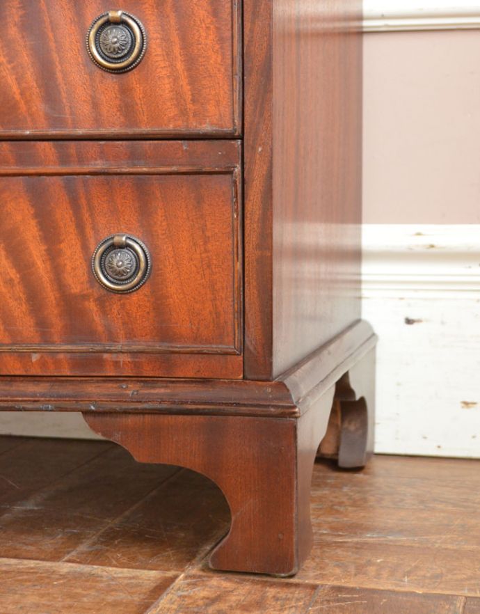 アンティークのチェスト　アンティーク家具　綺麗な艶のアンティーク家具、マホガニー材の４段チェストオブドロワーズ。しっかりチェストを支えます。(k-1370-f)