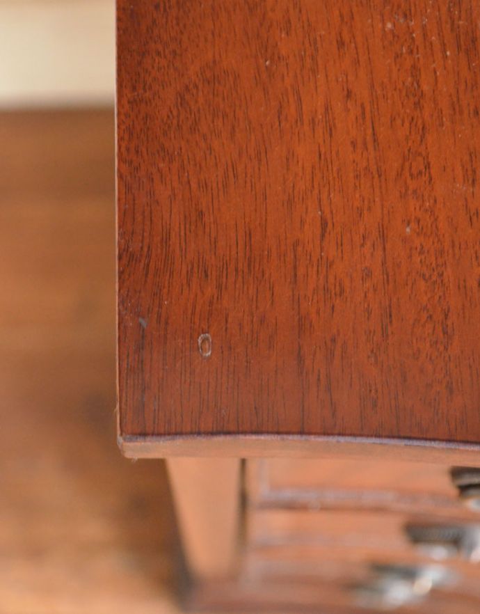 アンティークのチェスト　アンティーク家具　綺麗な艶のアンティーク家具、マホガニー材の４段チェストオブドロワーズ。角も美しくカッティングされています。(k-1370-f)