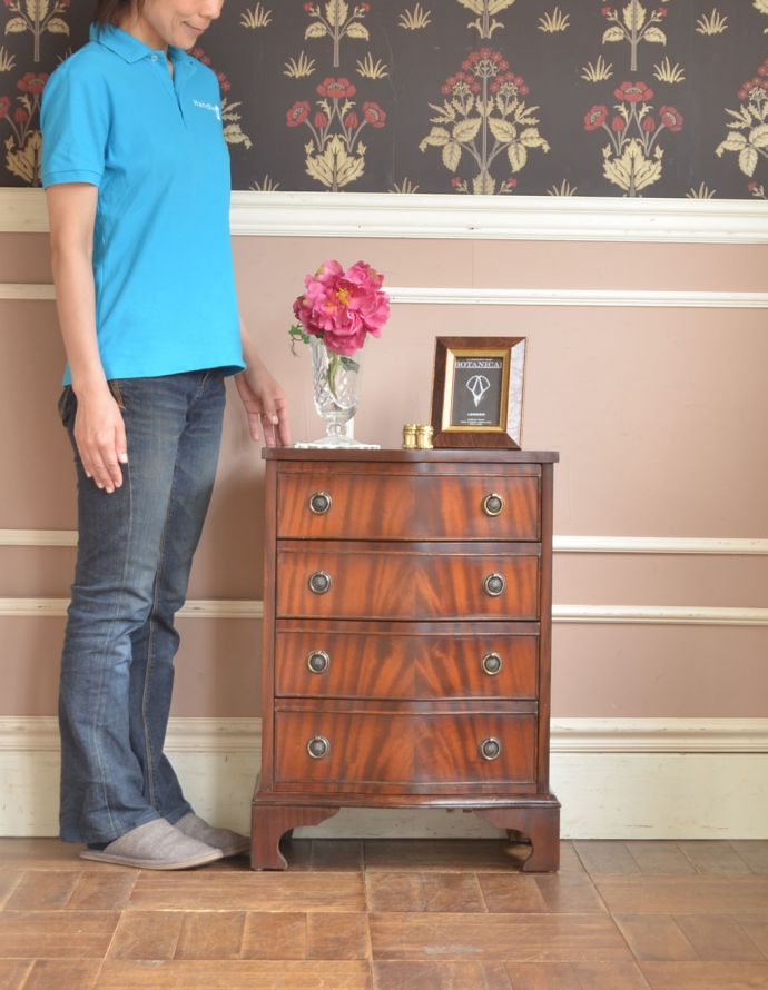 アンティークのチェスト　アンティーク家具　綺麗な艶のアンティーク家具、マホガニー材の４段チェストオブドロワーズ。木目が美しく高級感があって女性らしい優しいシルエット。(k-1370-f)