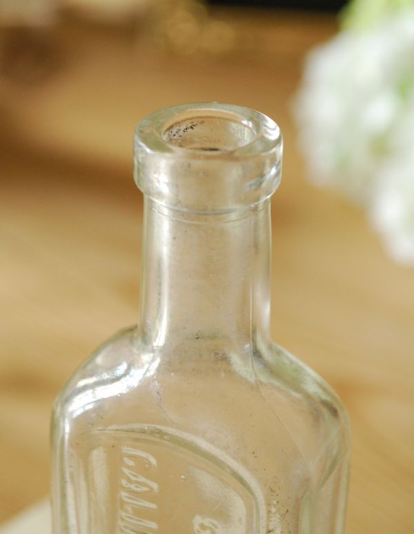 アンティーク雑貨　クリアカラーのエンボス入りアンティークガラスボトル。アンティークのため、多少の欠け・傷がある場合がありますが、使用上問題はありませんので、ご了承下さい。(k-1370-z)