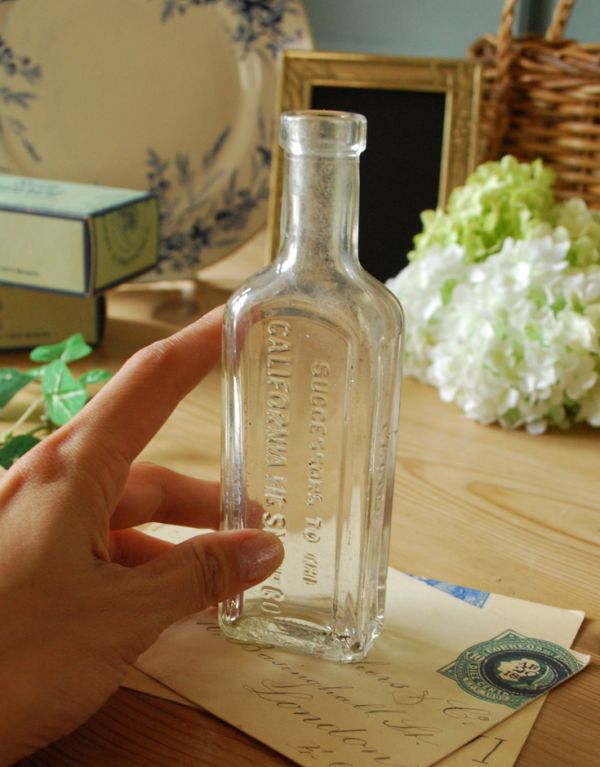 アンティーク雑貨　クリアカラーのエンボス入りアンティークガラスボトル。ミルクや薬品、調味料など様々な用途で使われてきたアンティークボトルたちです。(k-1370-z)