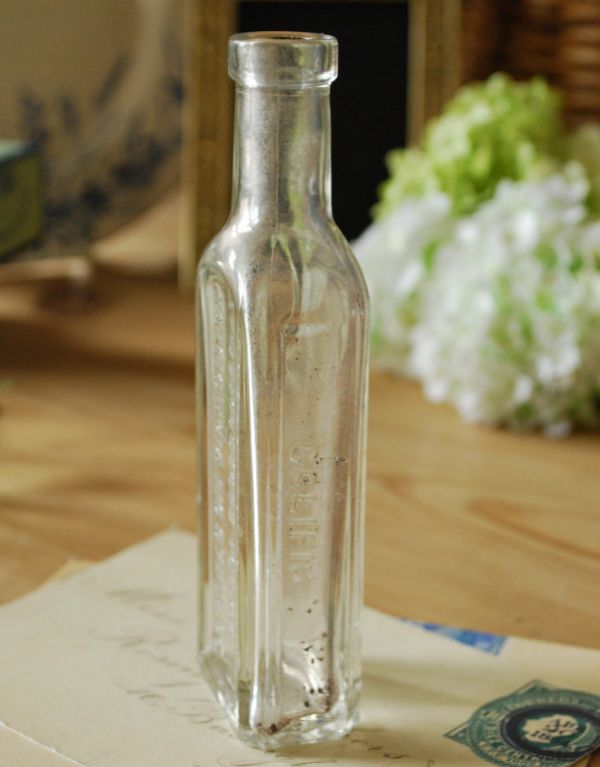 アンティーク雑貨　クリアカラーのエンボス入りアンティークガラスボトル。厚みのあるガラスは味があります。(k-1370-z)