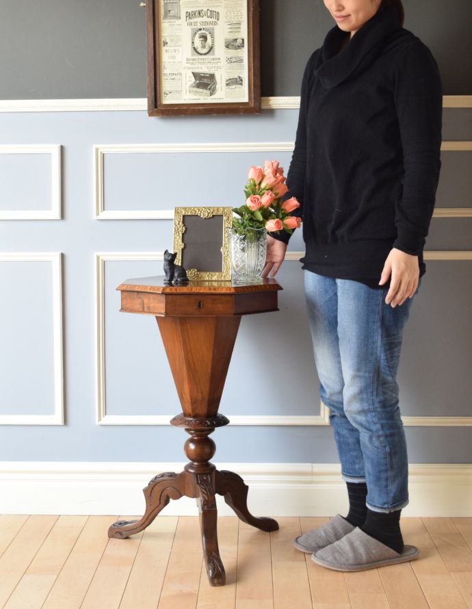 ソーイングボックス　アンティーク家具　英国の便利なアンティーク家具、花台にもなる美しさ、素敵なソーイングボックス。ベッドやソファの横など、どこにでもちょこんと置けるコンパクトサイズで便利です。(k-1371-f)