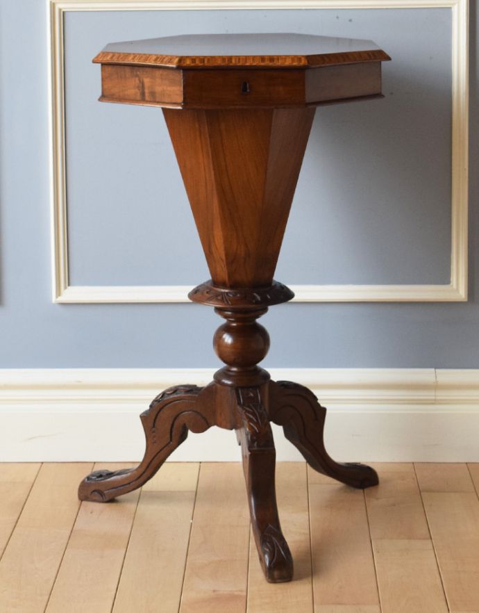 ソーイングボックス　アンティーク家具　英国の便利なアンティーク家具、花台にもなる美しさ、素敵なソーイングボックス。アンティークならではのなんとも美しいデザインです。(k-1371-f)