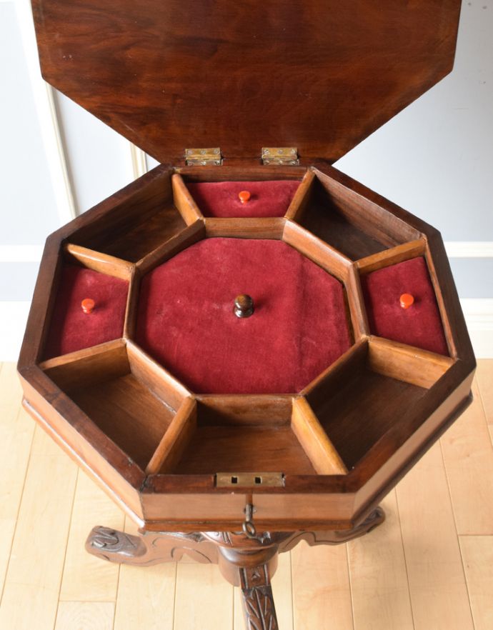 ソーイングボックス　アンティーク家具　英国の便利なアンティーク家具、花台にもなる美しさ、素敵なソーイングボックス。天板を開くと収納ボックスになっています。(k-1371-f)