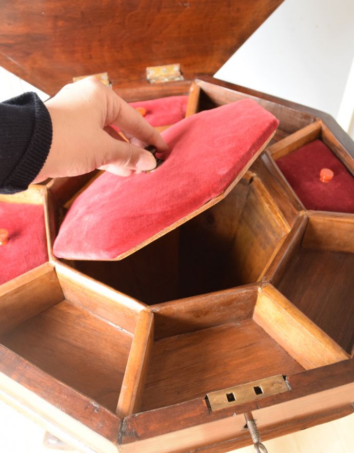 ソーイングボックス　アンティーク家具　英国の便利なアンティーク家具、花台にもなる美しさ、素敵なソーイングボックス。小さい蓋が３つ、大きい蓋が１つ付いています。(k-1371-f)