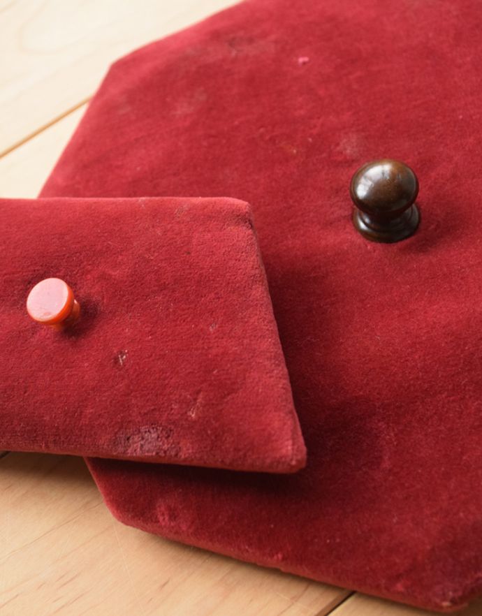 ソーイングボックス　アンティーク家具　英国の便利なアンティーク家具、花台にもなる美しさ、素敵なソーイングボックス。アンティークは新品ではないので、経年変化によるキズはありますが、専門の職人によって目立たないようにキレイにお直しをしています。(k-1371-f)