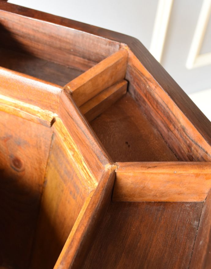 ソーイングボックス　アンティーク家具　英国の便利なアンティーク家具、花台にもなる美しさ、素敵なソーイングボックス。中も美しい状態です。(k-1371-f)