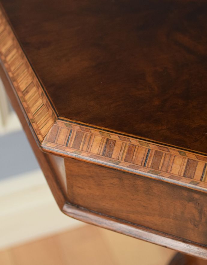 ソーイングボックス　アンティーク家具　英国の便利なアンティーク家具、花台にもなる美しさ、素敵なソーイングボックス。天板の縁にも繊細な装飾があります。(k-1371-f)