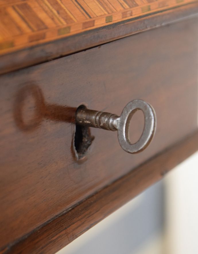 ソーイングボックス　アンティーク家具　英国の便利なアンティーク家具、花台にもなる美しさ、素敵なソーイングボックス。アンティークの鍵も一緒に見つかりました。(k-1371-f)
