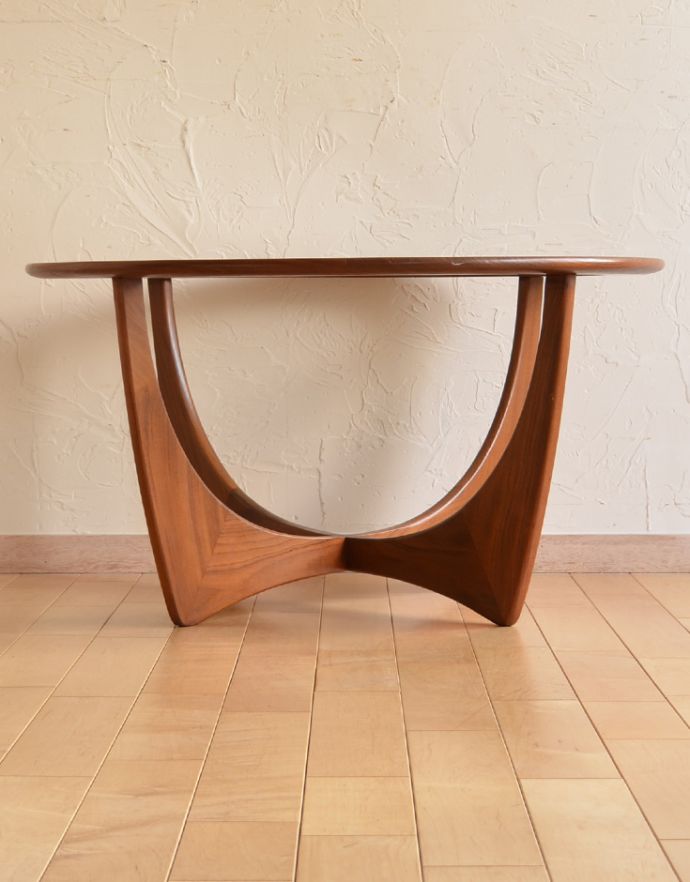 G-PLAN(Gプラン) アンティーク家具 G-planヴィンテージ家具、ガラス天板のカッコいいコーヒーテーブル。アンティークは新品ではないので、経年変化によるキズはありますが、専門の職人によって目立たないようにキレイにお直しをしています。(k-1372-f)