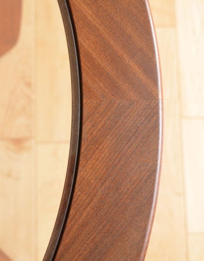 G-PLAN(Gプラン) アンティーク家具 G-planヴィンテージ家具、ガラス天板のカッコいいコーヒーテーブル。角が丸いので小さなお子様がいるお家でも安心してお使いいただけます。(k-1372-f)