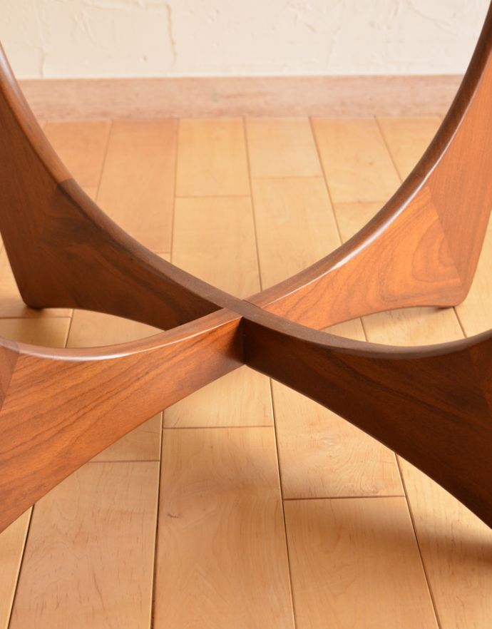 G-PLAN(Gプラン) アンティーク家具 G-planヴィンテージ家具、ガラス天板のカッコいいコーヒーテーブル。クロスになった脚元には、文庫本などが置いておけるのでとっても便利。(k-1372-f)