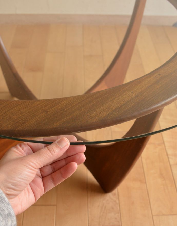 G-PLAN(Gプラン) アンティーク家具 G-planヴィンテージ家具、ガラス天板のカッコいいコーヒーテーブル。ガラス部分は取り外しできるようになっているので、模様替えやお手入れの際も嬉しいですよね。(k-1372-f)