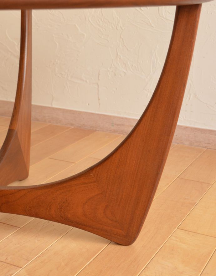 G-PLAN(Gプラン) アンティーク家具 G-planヴィンテージ家具、ガラス天板のカッコいいコーヒーテーブル。脚のデザインがスタイリッシュでかっこいい!きちんと支えますのでご安心ください。(k-1372-f)