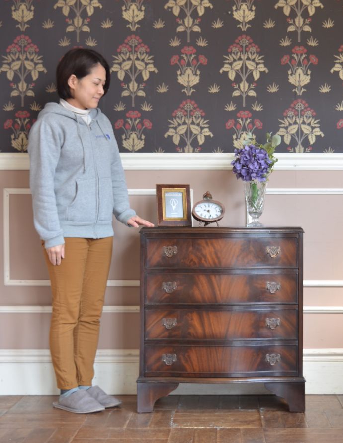 アンティークのチェスト アンティーク家具 木目の美しさに魅了されるアンティーク英国家具、マホガニー材の4段チェスト。高級感があって女性らしい優しいシルエット。(k-1373-f)