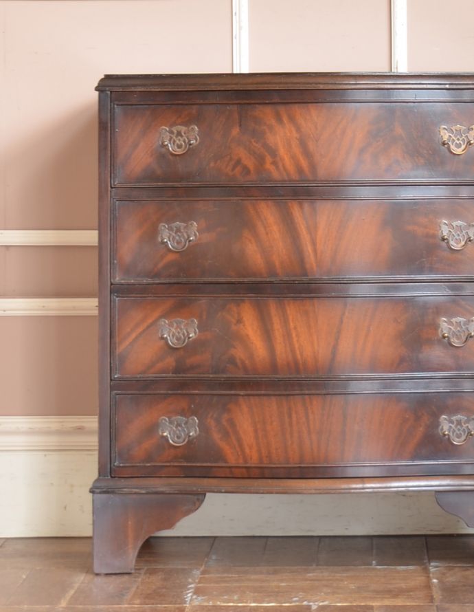アンティークのチェスト アンティーク家具 木目の美しさに魅了されるアンティーク英国家具、マホガニー材の4段チェスト。品のある色合いと木目です。(k-1373-f)