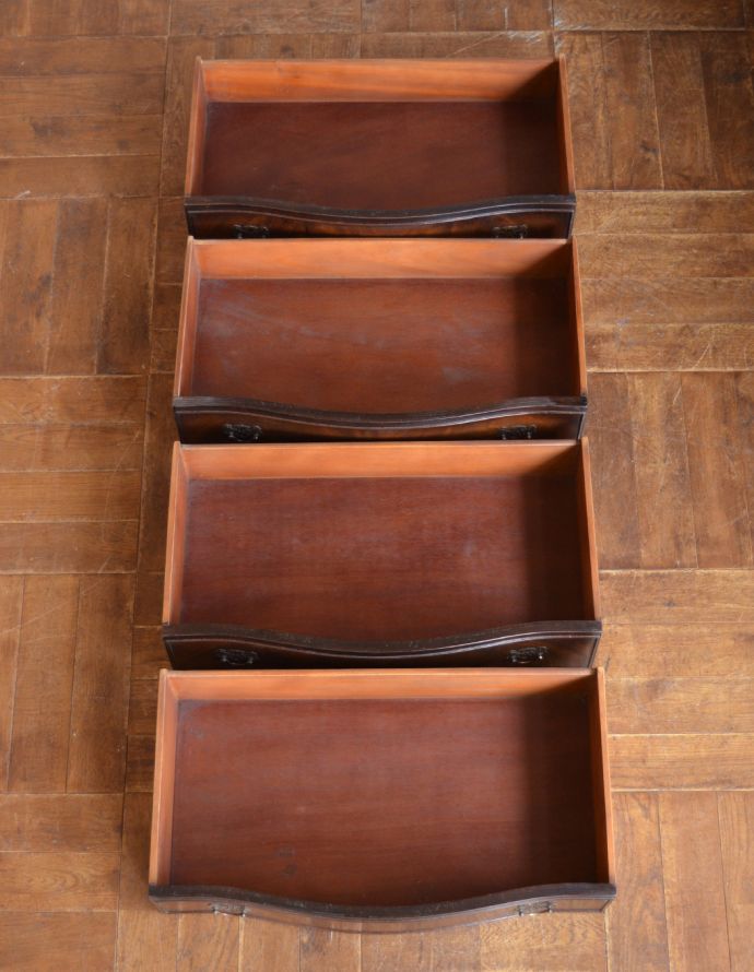 アンティークのチェスト アンティーク家具 木目の美しさに魅了されるアンティーク英国家具、マホガニー材の4段チェスト。引き出しは4杯。(k-1373-f)