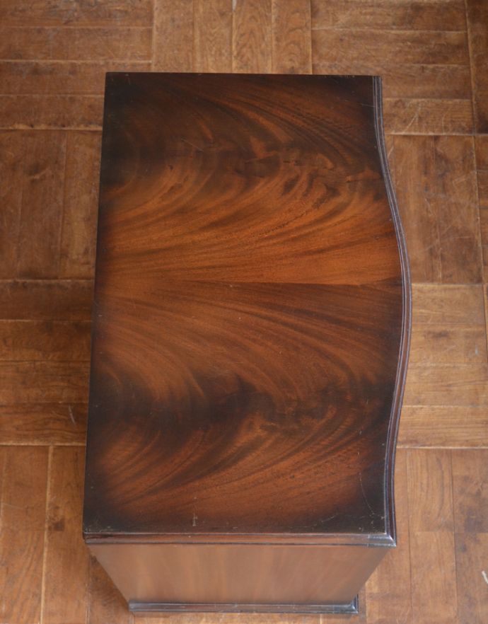 アンティークのチェスト アンティーク家具 木目の美しさに魅了されるアンティーク英国家具、マホガニー材の4段チェスト。天板も木目がキレイです。(k-1373-f)