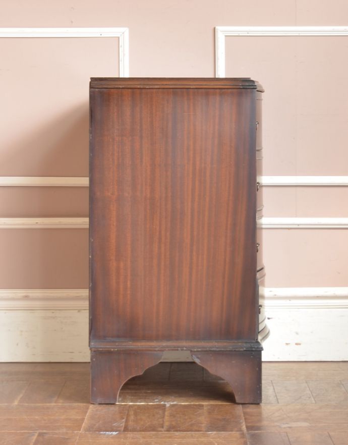 アンティークのチェスト アンティーク家具 木目の美しさに魅了されるアンティーク英国家具、マホガニー材の4段チェスト。サイドから見ても絵になります。(k-1373-f)