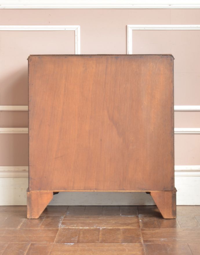 アンティークのチェスト アンティーク家具 木目の美しさに魅了されるアンティーク英国家具、マホガニー材の4段チェスト。きちんとメンテナンスしてあるので、裏側もキレイです。(k-1373-f)