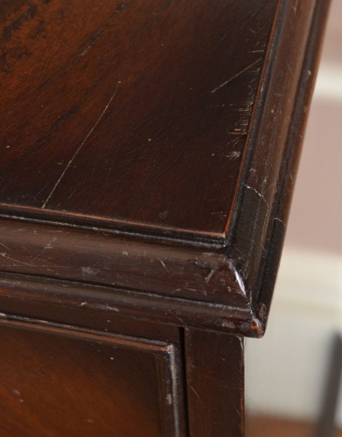 アンティークのチェスト アンティーク家具 木目の美しさに魅了されるアンティーク英国家具、マホガニー材の4段チェスト。さり気なく入った装飾。(k-1373-f)