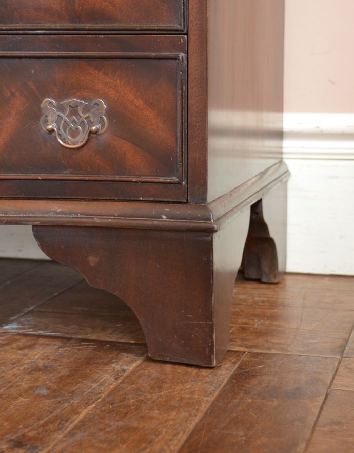 アンティークのチェスト アンティーク家具 木目の美しさに魅了されるアンティーク英国家具、マホガニー材の4段チェスト。しっかりチェストを支えます。(k-1373-f)