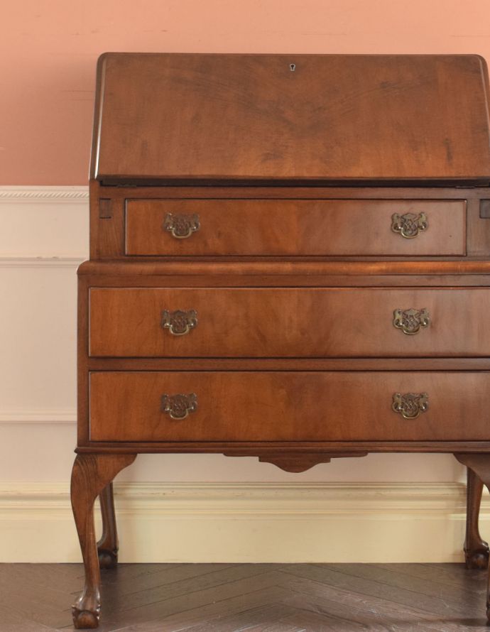 ビューロー アンティーク家具 英国から到着したアンティーク家具、美しいウォルナット材のビューロー(デスク)。とっても美しい木目です。(k-1374-f)